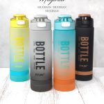 قمقمه 1 لیتری برند Eyun که روی آن نوشته Bottle چاپ شده. اورجینال است. دارای آسان نوش و درب دکمه دار است و بند تاشو نیز دارد. مناسب کوهنوری، پیاده روی، باشگاه است. بهترین برند قمقمه Eyun است که اکریلیک درجه یک و نشکن است و بدون مواد مضر شیمیایی Free BPA است