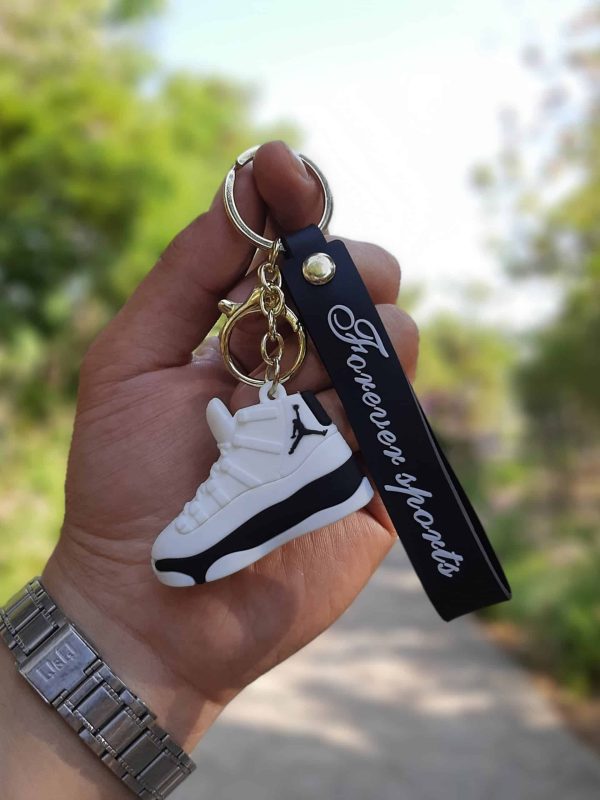 آویز سیلیکونی طرح کتونی جردن ساقدار